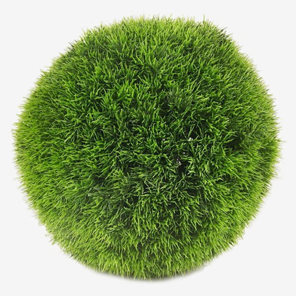 Detailansicht einer Kunstpflanze mit grünen Blättern und weiß-gelben Blüten.