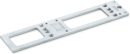 Montageplatte für Möbelscharniere aus Metall mit Bohrungen und rechteckigen Aussparungen.