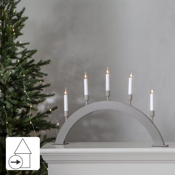 Dekorative Szene mit LED-Lichterbögen, Tisch und kleinem Weihnachtsbaum für eine festliche Atmosphäre