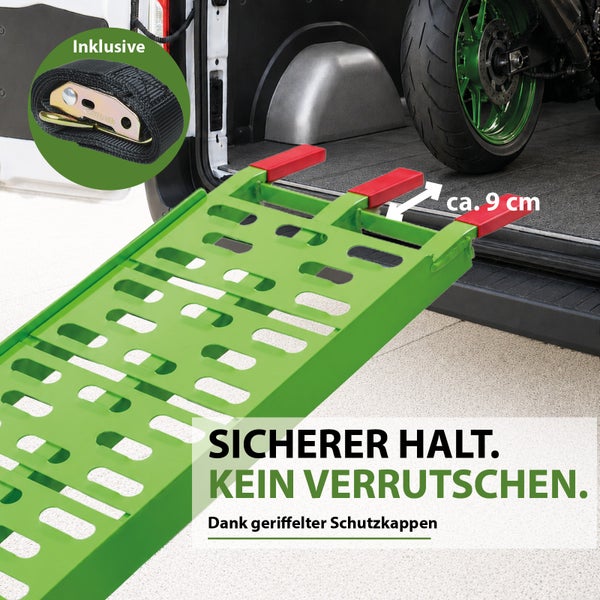 Auffahrrampe für Motorräder mit rutschfesten Schutzkappen und inklusive Spanngurt zum sicheren Verladen von Fahrzeugen in einen Transporter.