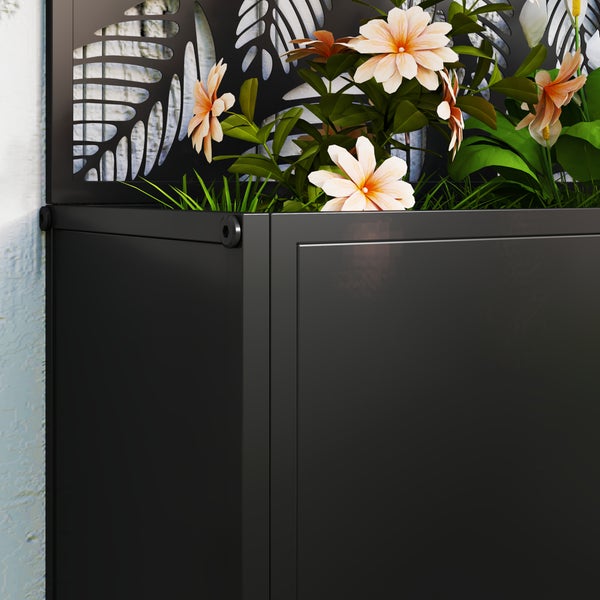Schwarzer Metall-Pflanzkasten mit dekorativem Sichtschutz-Element und Kunstblumen.