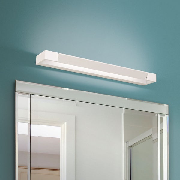 Moderne LED Spiegelleuchte in minimalistischem Design über einem Badezimmerspiegel montiert zur hellen Ausleuchtung des Spiegelbereichs