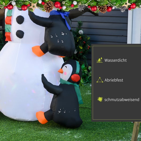 Eine Person steht auf einer Trittleiter und arbeitet an einem Gebäude.