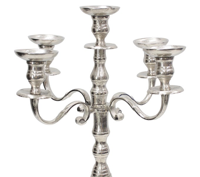 Silberfarbener Kerzenleuchter aus Metall für fünf Kerzen mit klassischem Design