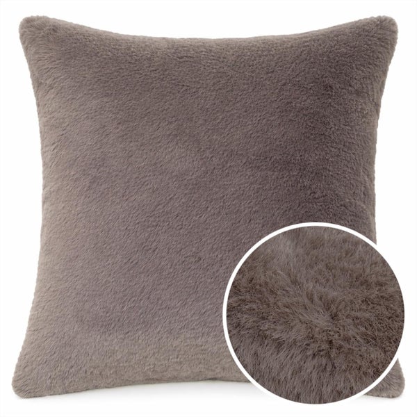 Quadratisches Dekokissen aus flauschigem Kunstfell mit Detailansicht der weichen Oberflächenstruktur.