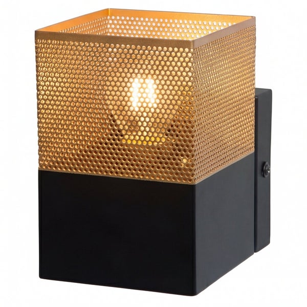 Quadratische Wandleuchte aus Metall, Unterseite schwarz, Oberseite aus goldfarbenem Lochblech.