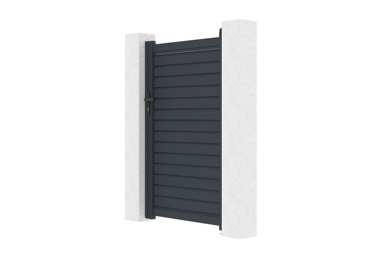 Modernes Gartentor aus Aluminium mit waagerechten Lamellen und Drückergarnitur, montiert zwischen zwei Pfosten.