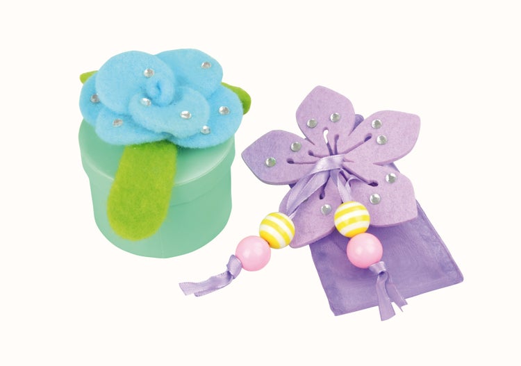 Dekorative Geschenkbox mit Filzblume und Säckchen mit Filzblume und Holzperlen als Bastelzubehör