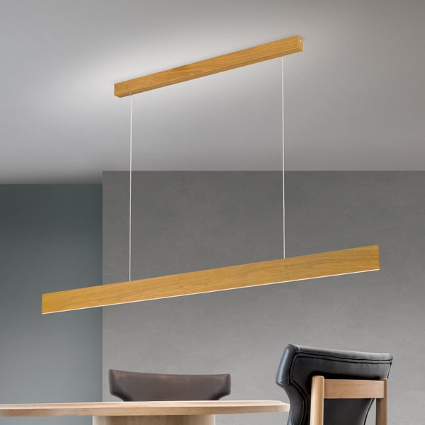Moderne LED Hängeleuchte aus Holz im Balkendesign über einem Esstisch