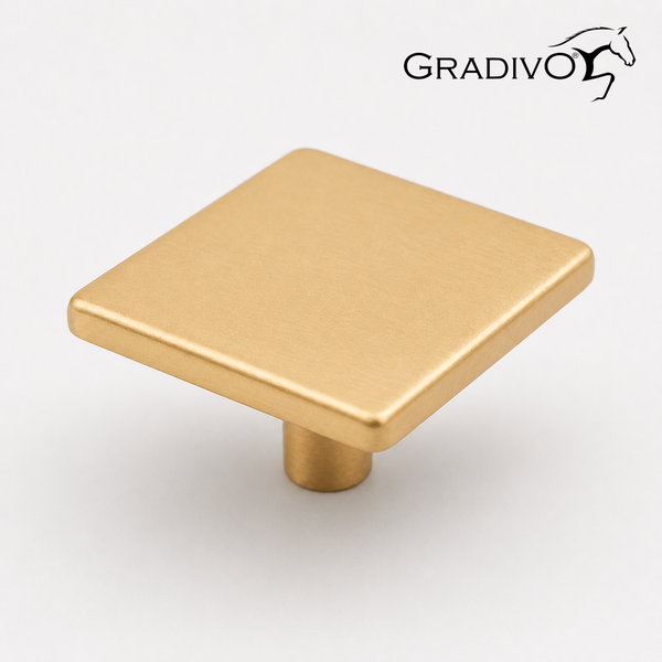 Quadratischer Möbelknopf in goldener gebürsteter Optik. Gradivo Logo.