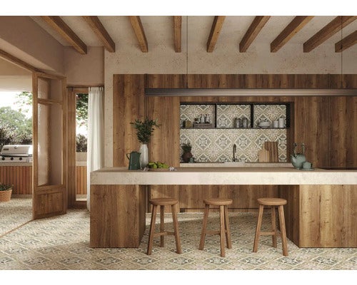 Rustikale Küche mit Holzschränken, Kochinsel, hölzernen Barhockern, ornamentalen Bodenfliesen und einer Decke mit Holzbalken.