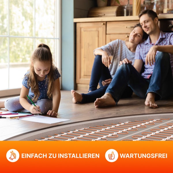 Familie entspannt auf dem Boden mit Fußbodenheizung, einfaches Installieren, wartungsfrei