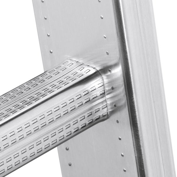 Detailansicht der genieteten Verbindung einer Aluminiumsprosse an einem Leiternholm für Stabilität und Sicherheit.