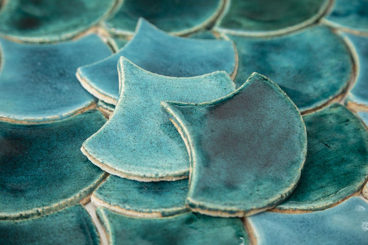 Nahaufnahme von muschelförmigen Keramikfliesen