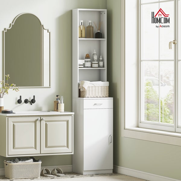 Hoher, schmaler Badezimmerschrank in Weiß mit offenen Regalfächern, Schublade und Tür in einem hellen Badezimmer. Homcom Logo.