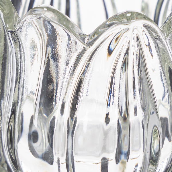 Teelichthalter aus Glas in Tulpenform mit einem Teelicht.
