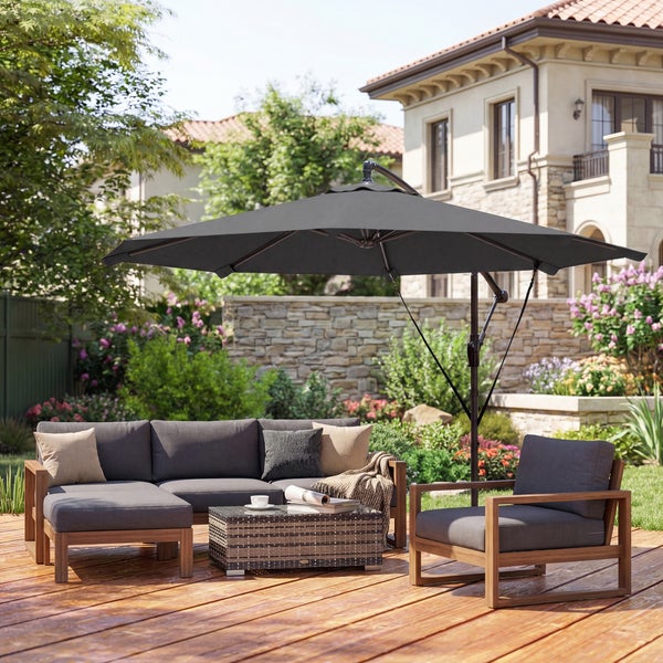 Grauer Ampelschirm mit Kreuzfuß und Schutzhülle, Ansichten in geöffnetem, geschlossenem und abgedecktem Zustand, Metallgestell mit Kurbel.