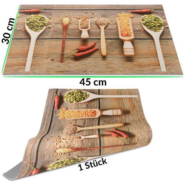 Küchenrückwand oder Platzset mit Gewürz-Motiv auf Holzgrund, Linsen und Chilis auf Holzlöffeln, 45 mal 30 Zentimeter, 1 Stück.