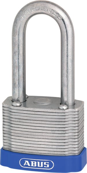 Lamelliertes ABUS Vorhängeschloss aus Stahl mit hohem gehärtetem Bügel, blauer Schutzkappe und ABUS Logo.