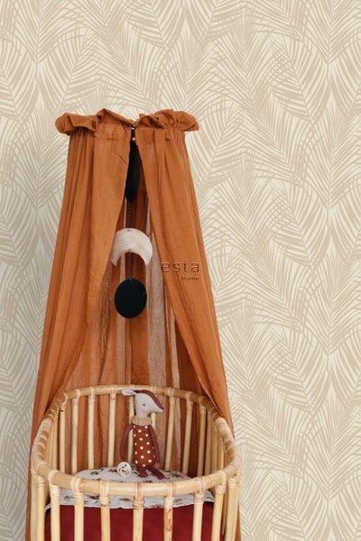 Blick in ein Kinderzimmer mit Baldachin über einem Babybett vor einer Tapete mit Palmenmuster