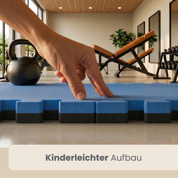 Eine Hand setzt ineinandergreifende Schaumstoff-Bodenfliesen in einem Fitnessraum zusammen. Text Kinderleichter Aufbau.