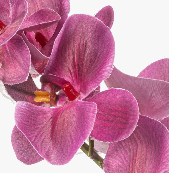 Detailaufnahme einer lila künstlichen Orchidee mit Blütenblättern aus Textil.