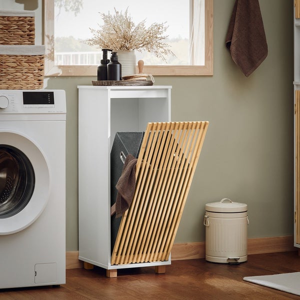 Badezimmer mit Waschmaschine, Wäschekorb mit Bambusfront und Treteimer