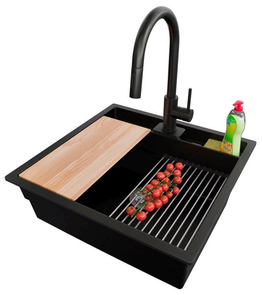 Schwarzes Spülbecken mit Abtropfgitter, Schneidebrett und Armatur