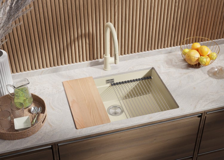 Küchenszene mit Spüle, Armatur, Schneidebrett und Küchenutensilien auf der Arbeitsfläche