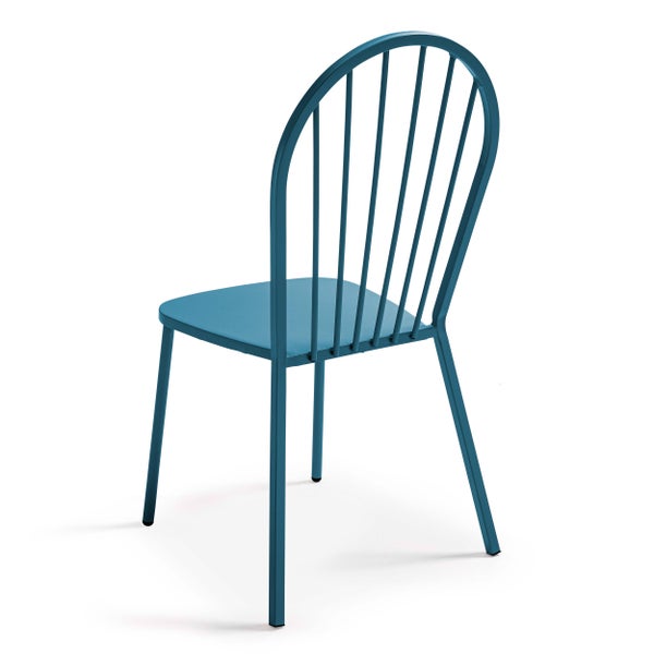 Moderner Metallstuhl in Blau mit bogenförmiger Rückenlehne und vertikalen Streben.