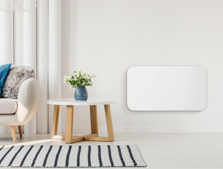 Heller Wohnraum mit Sofa, Tisch mit Blumenvase und einer an der Wand montierten Heizung