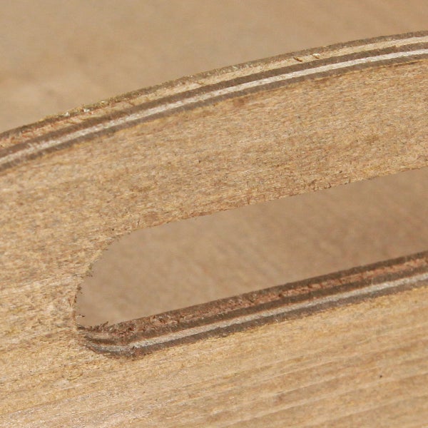 Detailansicht einer Holzkiste mit Griffausschnitt.