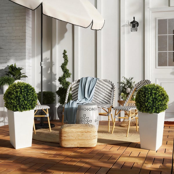 Terrasse mit Gartenmöbeln, Sonnenschirm und Pflanzgefäßen