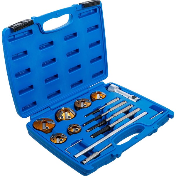 Werkzeugsatz mit Werkzeugen und Einsätzen in blauem Koffer