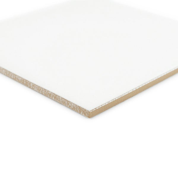 Quadratische Wandfliese mit glatter Oberfläche in neutralem Design.