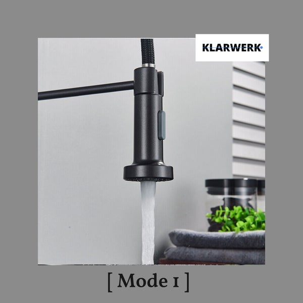 Klarwerk Logo und schwarze Küchenarmatur mit ausziehbarer Brause und fließendem Wasserstrahl im Modus eins.