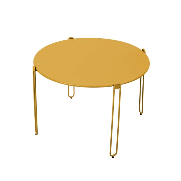 Runder Couchtisch aus Metall in Ockergelb mit filigranen Beinen.