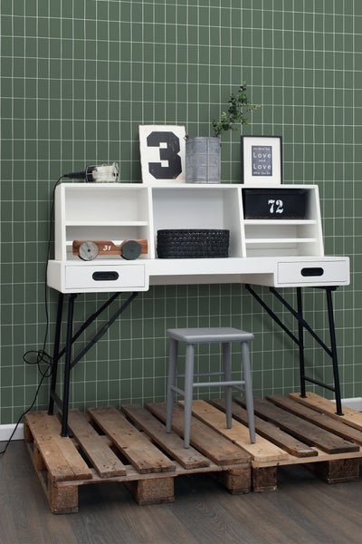 Schreibtisch mit Regalen, Schubladen, Stahlbeinen und Hocker auf Holzpaletten