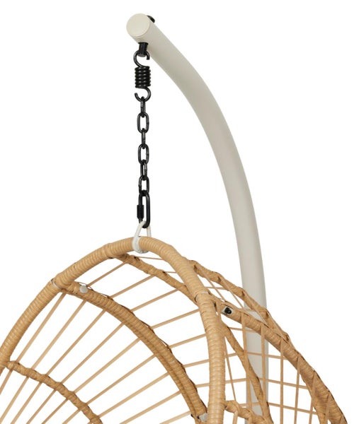 Nahaufnahme der Aufhängung eines naturfarbenen Hängesessels mit schwarzer Kette und Feder an einem hellen Metallständer.