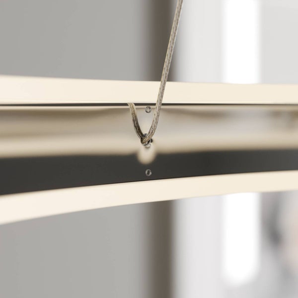 Detailansicht der Seilaufhängung einer modernen LED-Pendelleuchte aus Metall.