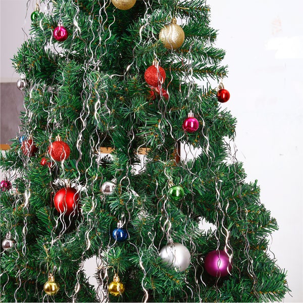 Geschmückter Weihnachtsbaum mit Kugeln und Lametta