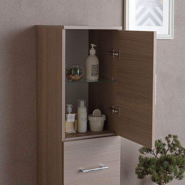 Badezimmerschrank mit offener Tür, Schublade und diversen Badutensilien