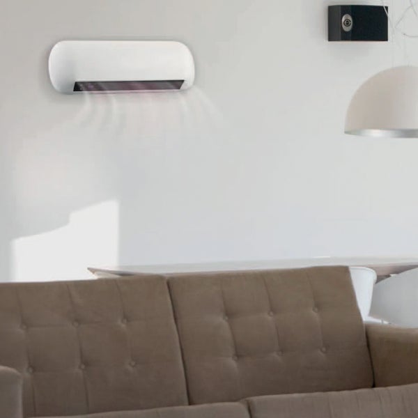 Wandmontierter Lufterhitzer über einem Sofa in einem hellen Wohnzimmer.