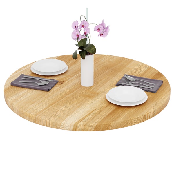Runde Tischplatte aus massiver Eiche mit natürlicher Maserung, gedeckt für zwei Personen mit Tellern, Besteck und einer Orchidee.