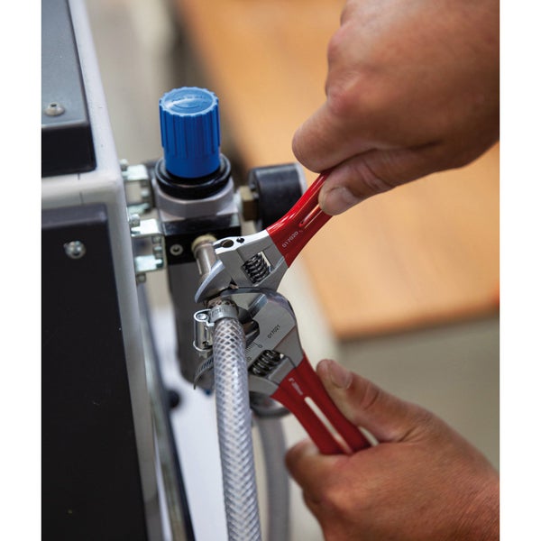 Zwei verstellbare Schraubenschlüssel werden zur Befestigung einer Schlauchschelle verwendet