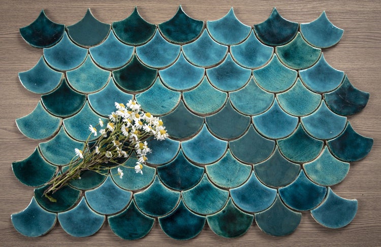 Mosaikfliesen in Schuppenform mit Blumenarrangement