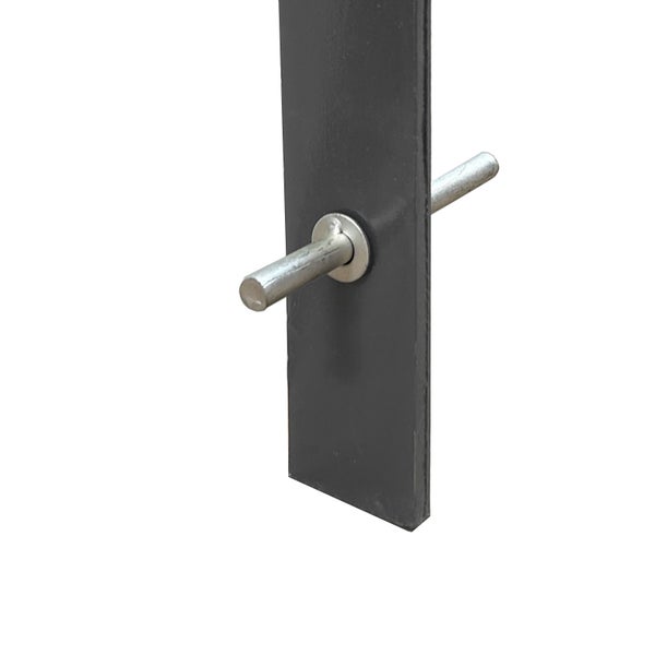 Detailansicht einer Metallbefestigung mit Bolzen
