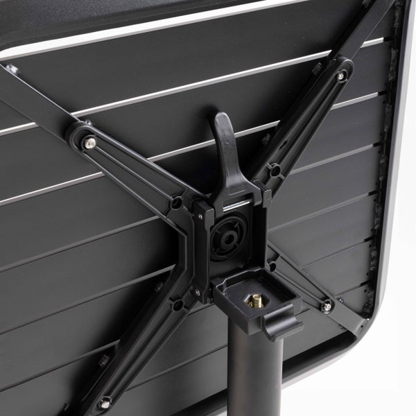 Detailansicht der Tischunterseite mit Klappmechanismus und Befestigung des Tischbeins an einer schwarzen Lamellenoberfläche.