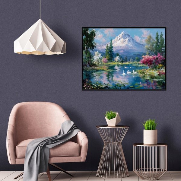 Dekoratives Wohnzimmer mit Sessel, Beistelltischen und einem gerahmten Gemälde einer Seenlandschaft mit Schwänen.