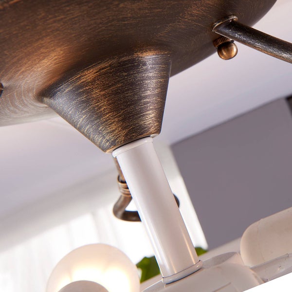 Detailaufnahme einer Deckenleuchte mit Bronze- und Weißtönen.